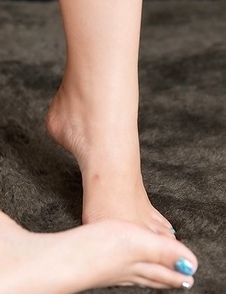 Leggy brunette Kotomi Shinosaki sucking on her finger while showing those legs