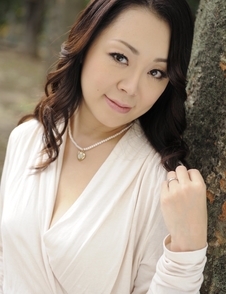 Yuna Yamami in a white dress is very elegant