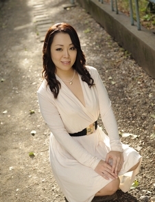 Yuna Yamami in a white dress is very elegant