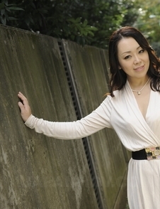 Yuna Yamami in a white dress is very elegant