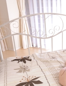 Yuna Yamami plays with big boobs and spreads