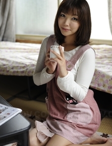 Juri Kitahara shows round boobs and spreads