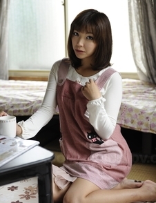 Juri Kitahara shows round boobs and spreads