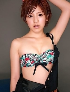Erina Matsui racy babe shows juicy titties in colorful bra