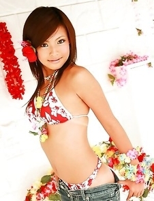 Ryo Kanezaki Asian takes short jeans off and shows ass in bikini