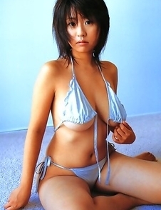 Hitomi Kitamura with big melons has hot holiday at the sea