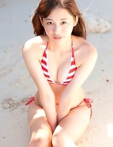 Mikako Horikawa spends time at the sea to show sexy curves