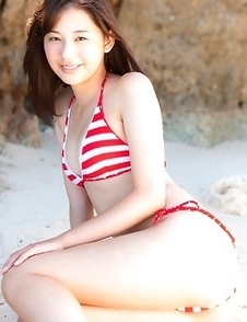 Mikako Horikawa spends time at the sea to show sexy curves