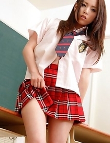 Nanami Kuroki in sexy school uniform is naughty in class