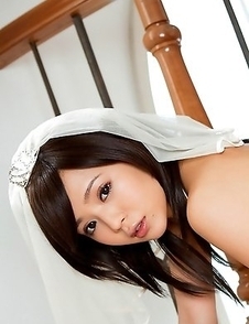 Runa Hamakawa naughty bride exposes her appetizing behind
