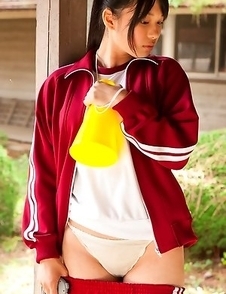 Tomoe Yamanaka babe takes sports pants off and exposes ass in garden