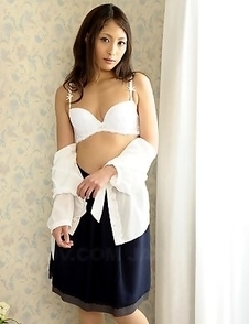 Aoi Miyama shows her beautiful body