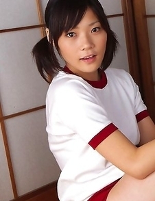 Cute Airi Sakuragi inspires us with teen body in innocent clothes
