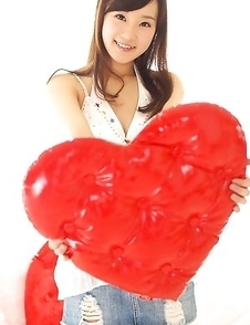 Cute babe Kana Yuuki motivates us for delight with innocent body
