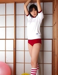 Cute Airi Sakuragi inspires us with teen body in innocent clothes