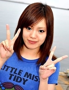 Hinata Serina showing off outdoors