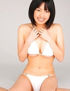 An Mashiro shows sexy curves in white lingerie for pics