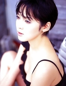 Nami Ishibashi reveals hot body in white lingerie for you
