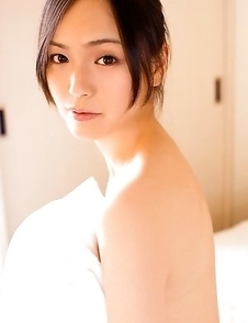 Sayuri Oyamada shows naked back when is going to sleep