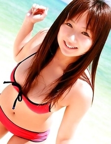 Aikawa Yuzuki spoils huge boobs with sun and colorful bras