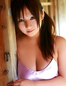 Aikawa Yuzuki spoils huge boobs with sun and colorful bras