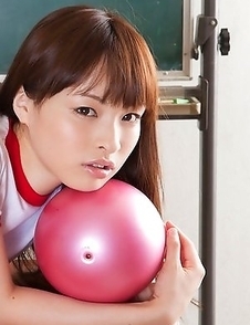 Maho Kiruma in sports equipment plays with ball on desk