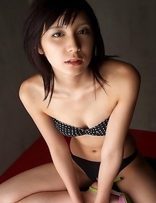 Miu Nakamura in lingerie only knows to expose her curves