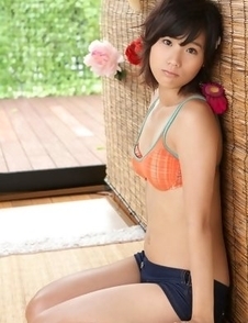 Yuzuki Hashimoto in bra and short jeans is hot like summer