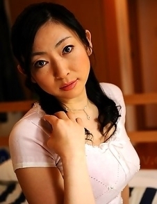 Teen Emiko Koike teases on the bed