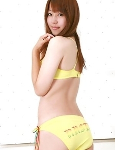 Shizuka Sakura with hot cans and ass in yellow goes to sea