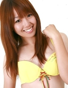 Shizuka Sakura with hot cans and ass in yellow goes to sea