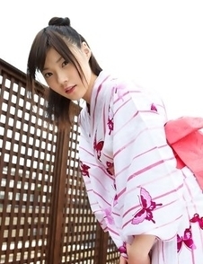 Airi Sakuragi raises geisha outfit to show her sexy legs