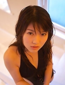 Noriko Kijima with sexy back in black lingerie is very hot