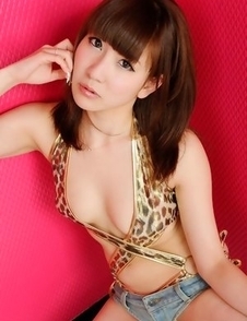 Chihiro Akiha on heels and in very short pants is willing
