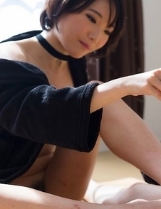 Short-haired goddess Akari Misaki shows her pussy before a great FootJob
