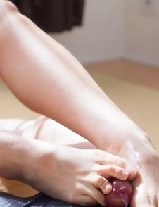 Short-haired goddess Akari Misaki shows her pussy before a great FootJob