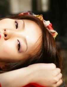 Saki Seto takes geisha outfit off and shows leering curves