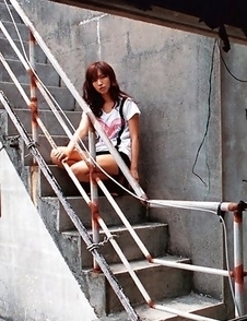 Maomi Yuuki changes sexy outfits while posing so erotically