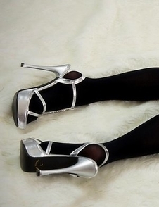 Horny babe in black Mizuho Shiina flaunting it while wearing sexy heels