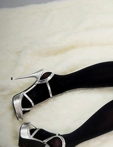 Black lingerie babe Mizuho Shiina showing her tight ass and beautiful legs