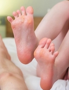 Perfect JAV idols Kisaki Aya and Kuroki Ayumi using their feet in an FFM